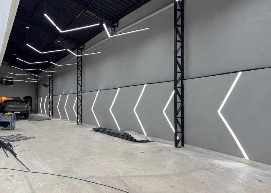 Nova oficina da TopWCar no Tatuapé, com iluminação em LED nas paredes